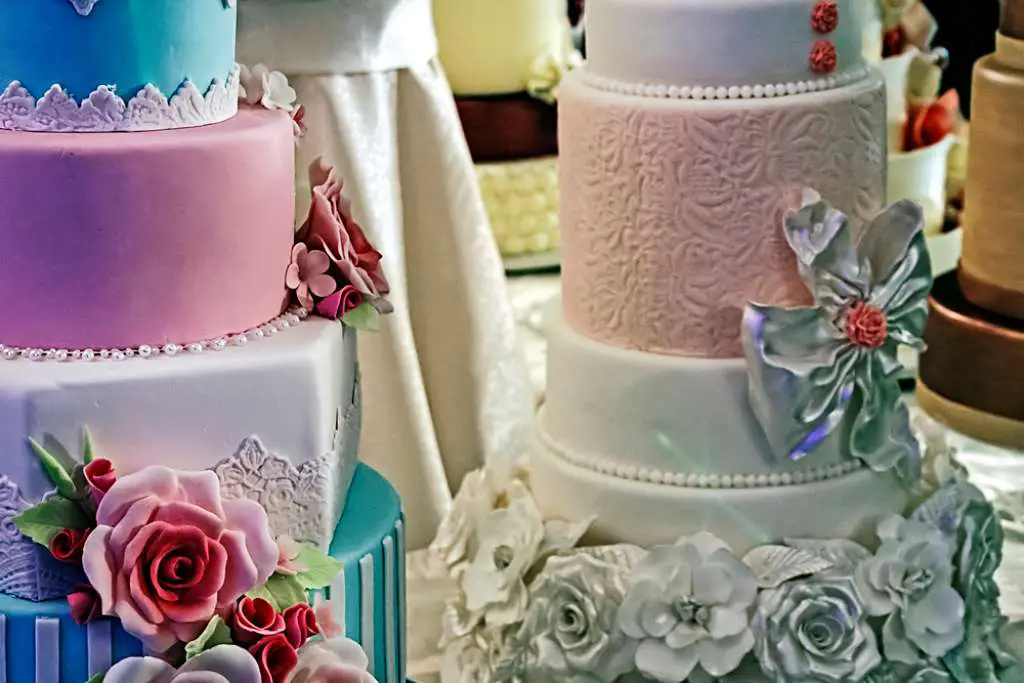 VIDEO: How to Make Edible Wedding Cake Decorations | Wedding Planning Guide