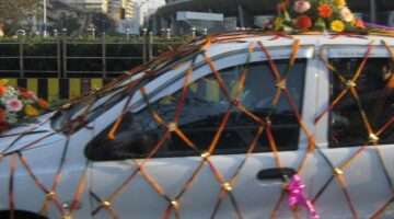 flowers-on-wedding-car-by-medea_material Fresh flowers and silk flowers make great wedding car decorations!