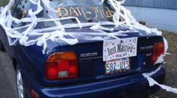 wedding-car-decorations-signs-by-Justin-Marty An example of using signs on the wedding car.
