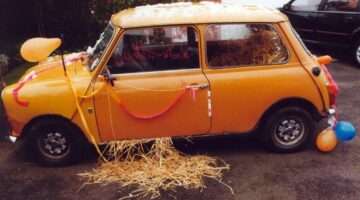 wedding-car-decorations-straw-balloons-estoril This wedding car was filled with straw!