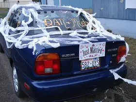 An example of using signs on the wedding car. 